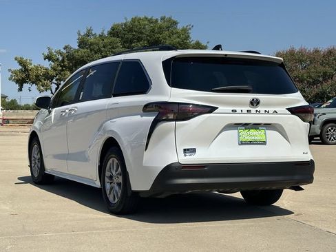 Used 2026 Toyota Sienna XLE FWD image 3