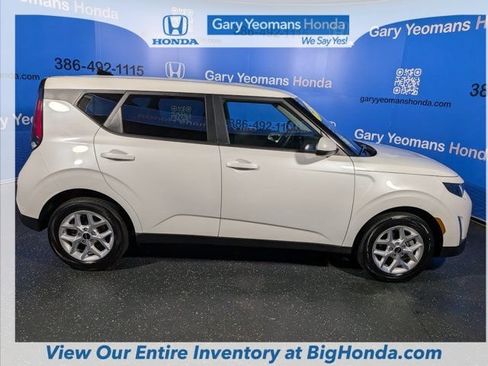 Used 2025 Kia Soul LX w/ LX Technology Package FWD image 3