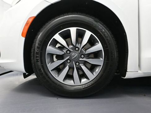 Used 2023 Chrysler Pacifica Touring-L image 16