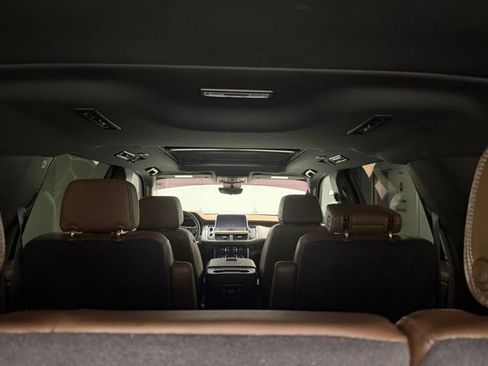 Used 2024 Chevrolet Suburban High Country image 10