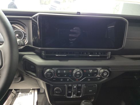 New 2025 Jeep Gladiator High Tide image 10