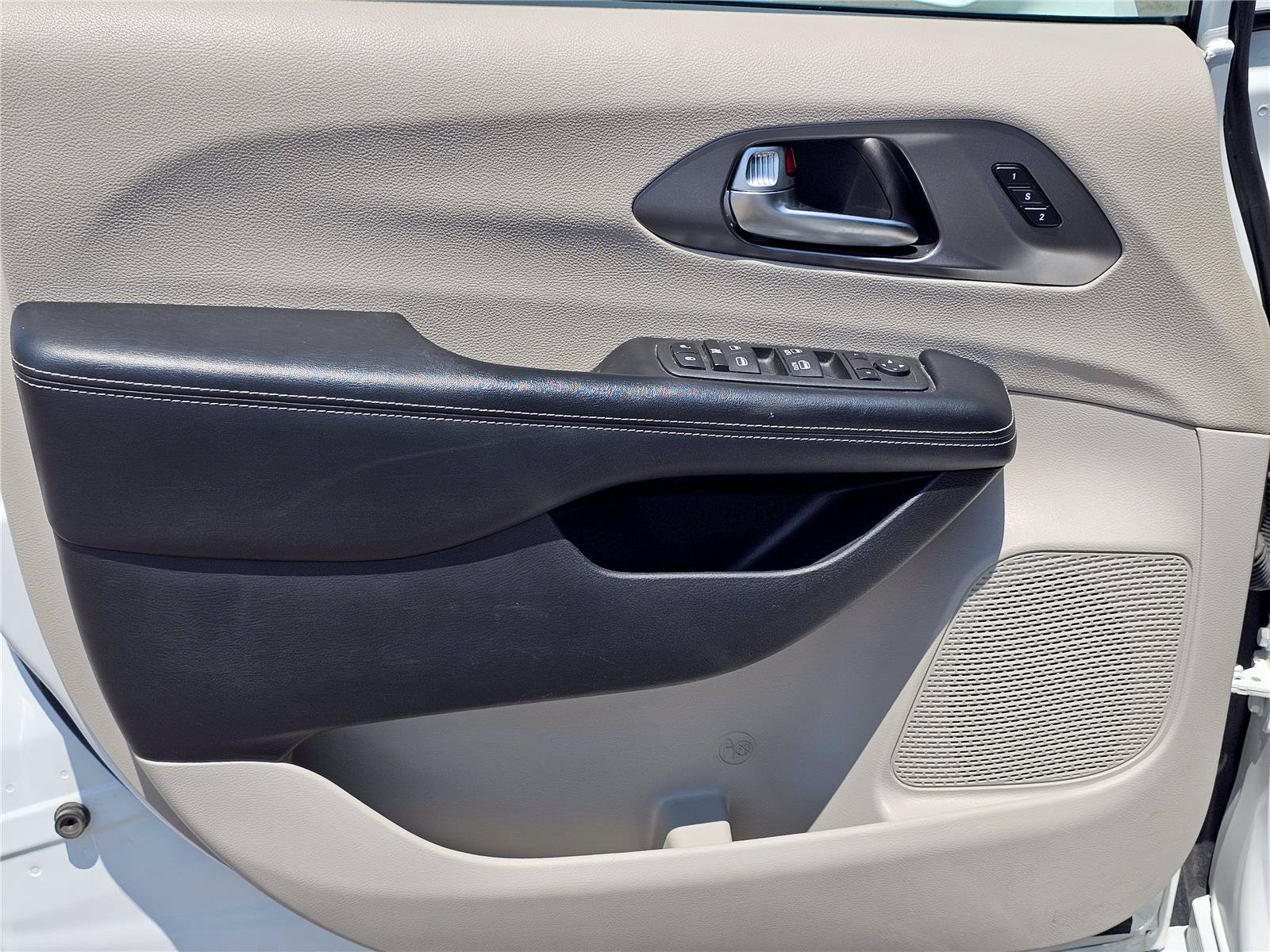 Used 2022 Chrysler Pacifica Touring-L FWD image 14