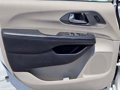 Used 2022 Chrysler Pacifica Touring-L FWD image 14