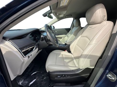 Used 2019 Cadillac XT4 Luxury w/ Cold Weather Package FWD image 9