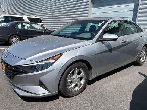 Used 2021 Hyundai Elantra SE FWD image 2