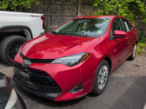 Used 2018 Toyota Corolla LE FWD image 2