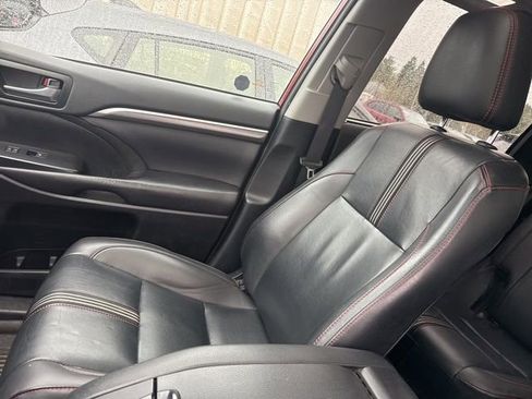 Used 2019 Toyota Highlander SE image 11