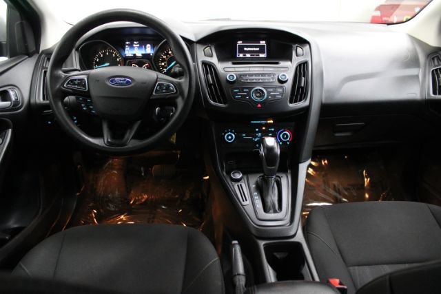 Used 2015 Ford Focus SE FWD image 2