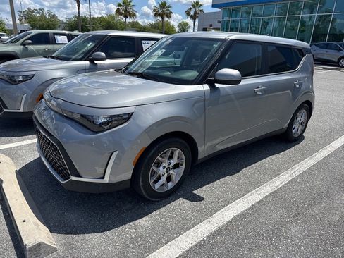 Used 2023 Kia Soul LX w/ LX Technology Package FWD image 1