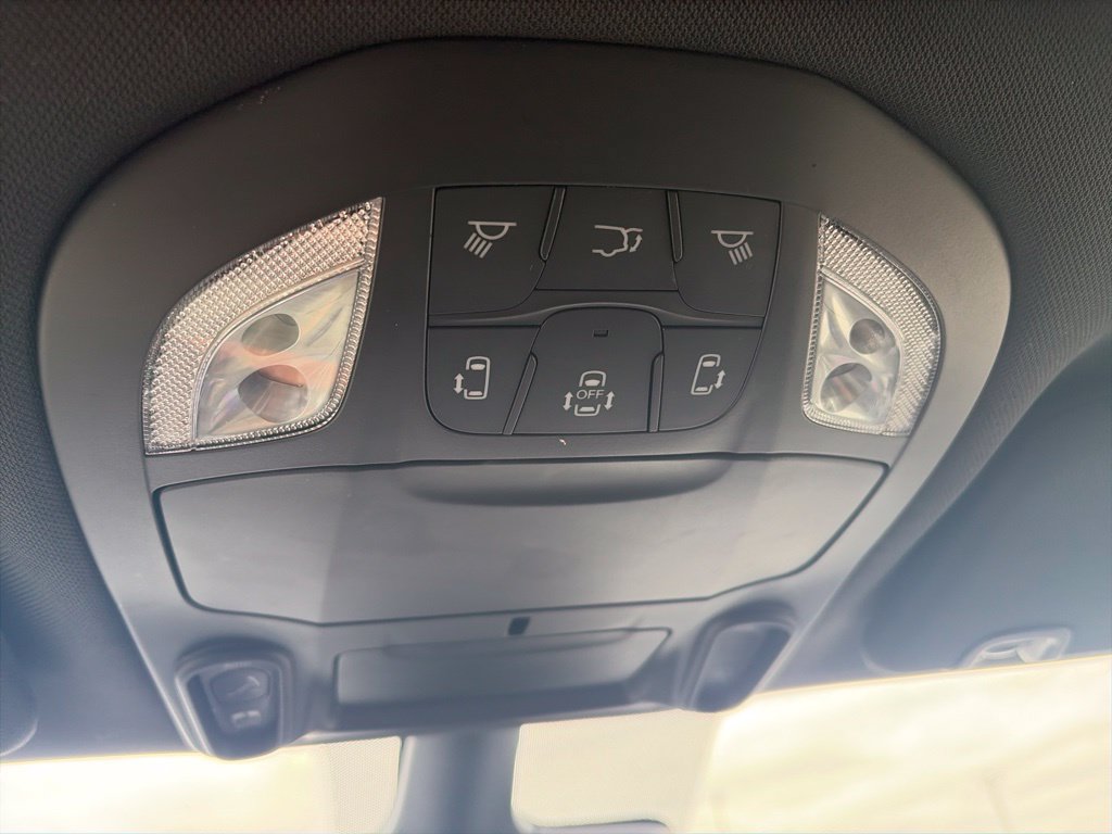 Used 2026 Chrysler Pacifica Limited FWD image 24