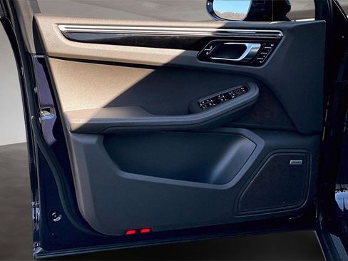 Used 2021 Porsche Macan image 23