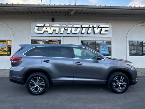 Used 2018 Toyota Highlander LE w/ Carpet Mat Package (TMS) FWD image 3