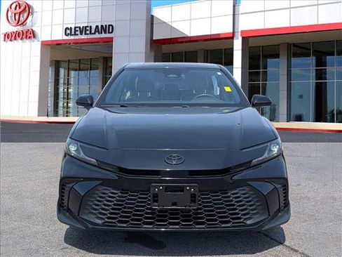 Used 2025 Toyota Camry SE AWD/4WD image 3