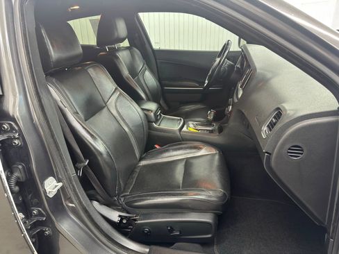 Used 2019 Dodge Charger SXT image 10