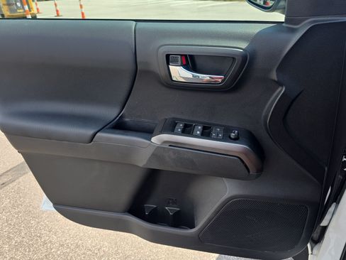 Used 2022 Toyota Tacoma TRD Sport w/ Technology Package AWD/4WD image 28