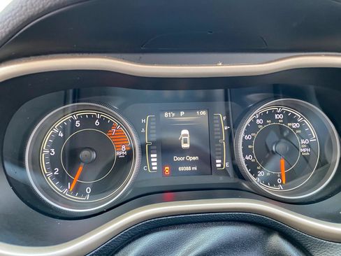 Used 2017 Jeep Cherokee Latitude FWD image 40