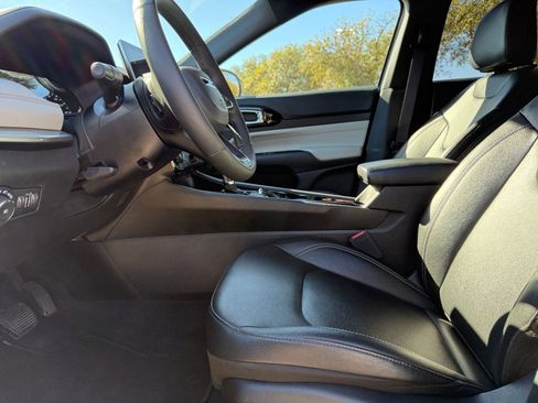 Used 2025 Jeep Compass Limited image 27