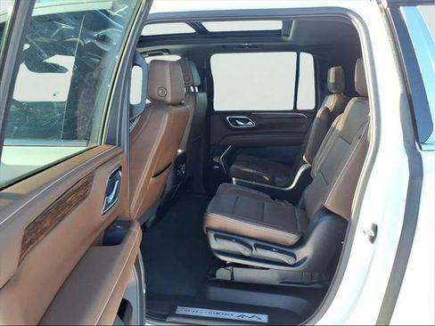 Used 2024 Chevrolet Suburban High Country image 11