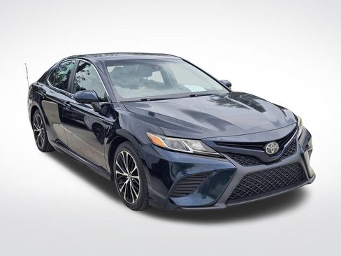 Used 2018 Toyota Camry SE FWD image 2