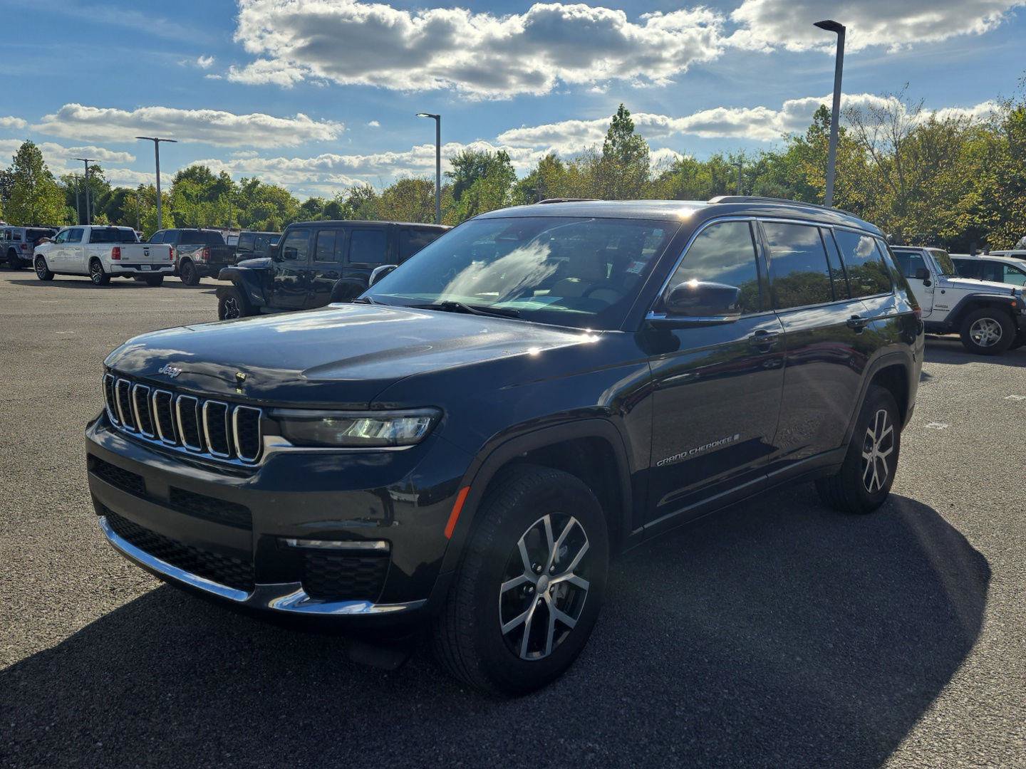Used 2024 Jeep Grand Cherokee L Limited AWD/4WD image 3