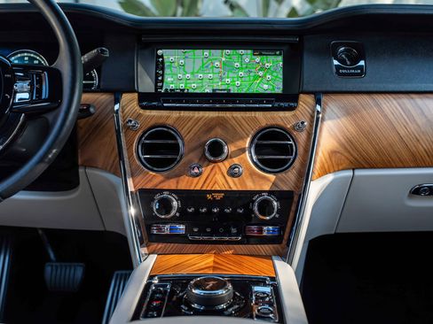 Certified 2021 Rolls-Royce Cullinan image 37