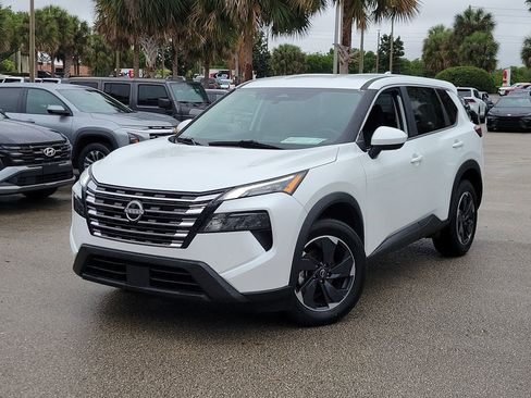 Used 2025 Nissan Rogue SV image 1