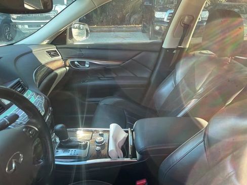 Used 2017 INFINITI Q70 L 3.7 w/ Deluxe Touring Package RWD image 9