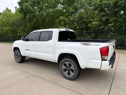 Used 2017 Toyota Tacoma TRD Sport w/ Tow Package image 3