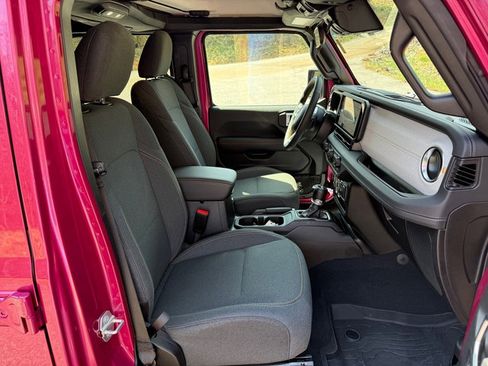 Used 2024 Jeep Wrangler Sahara w/ Safety Group image 17