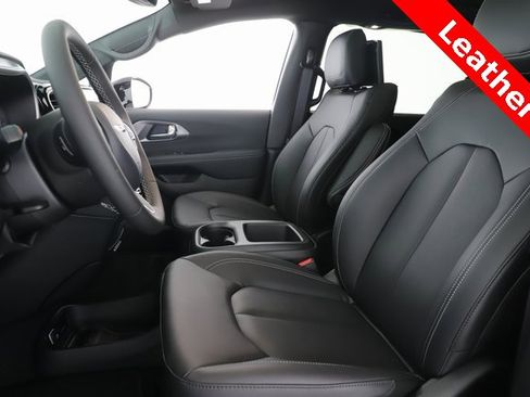 New 2026 Chrysler Pacifica Select image 16