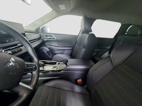 Used 2025 Mitsubishi Outlander SE FWD image 13