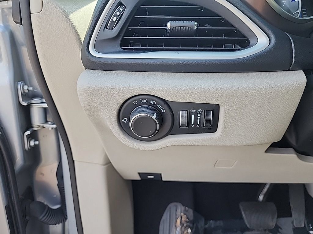 Used 2023 Chrysler Voyager LX FWD image 11