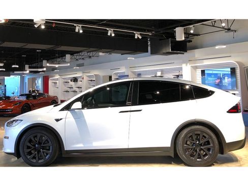Used 2023 Tesla Model X image 9
