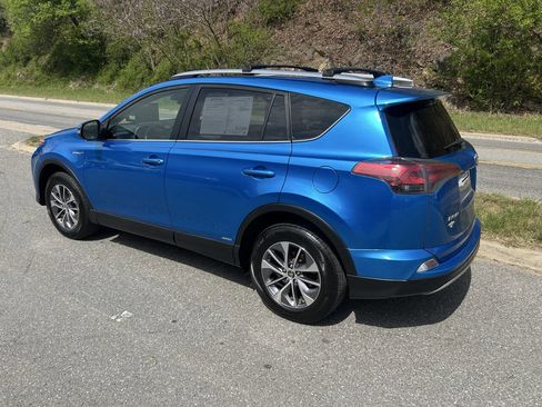 Used 2017 Toyota RAV4 XLE w/ Convenience Package AWD/4WD image 4