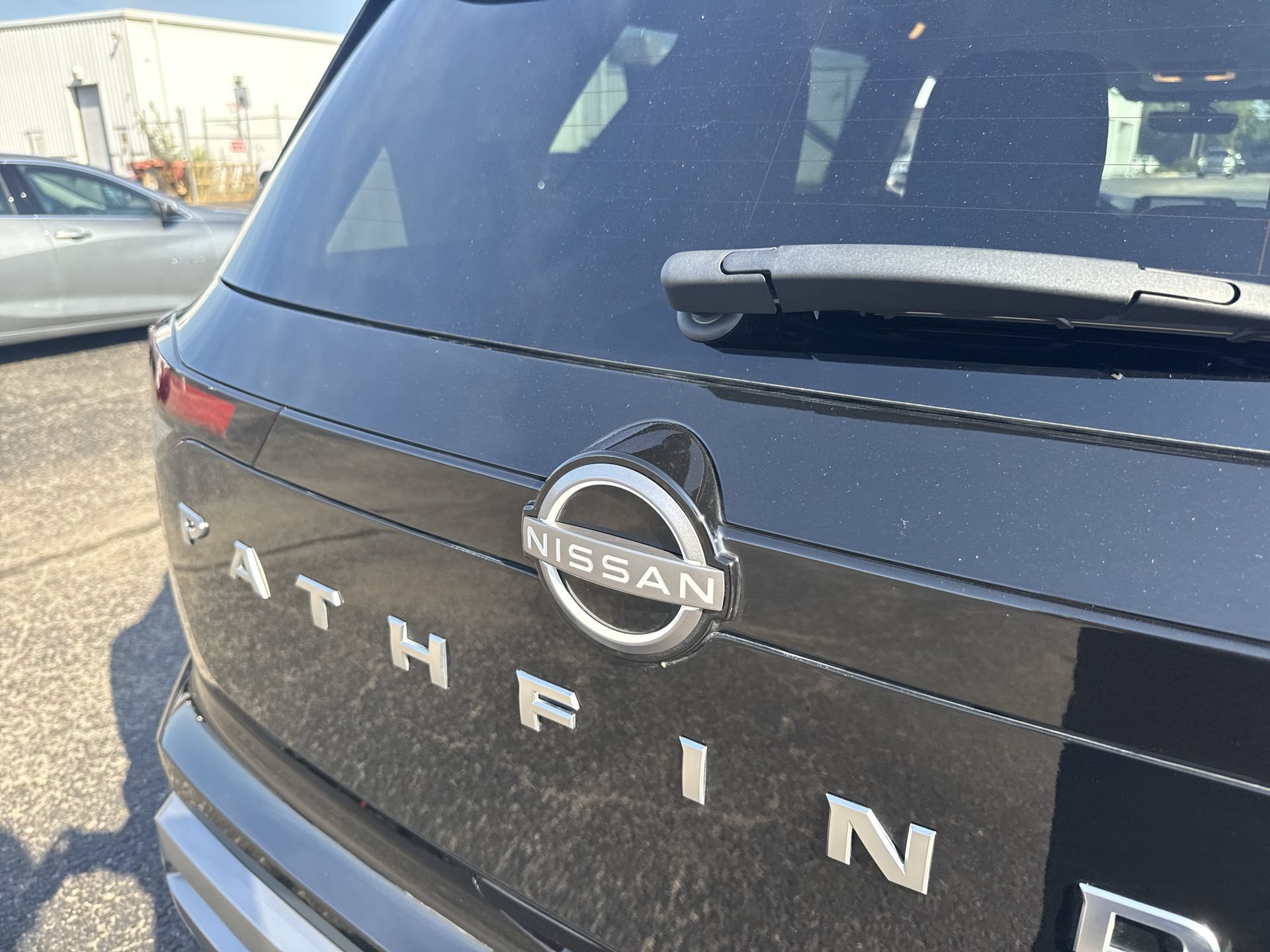Used 2025 Nissan Pathfinder SL FWD image 38