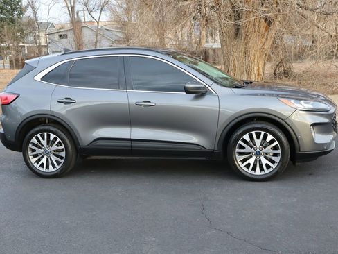 Used 2021 Ford Escape Titanium image 3