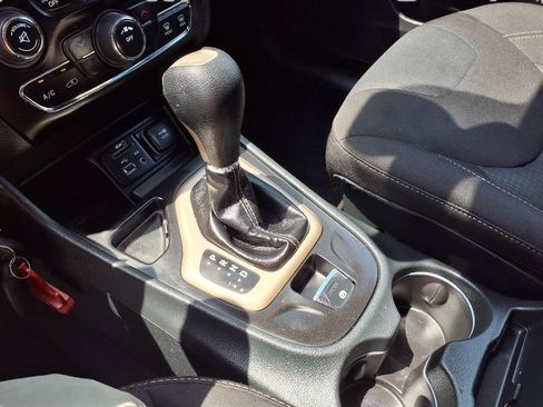 Used 2016 Jeep Cherokee Latitude w/ Safety/Convenience Group FWD image 9
