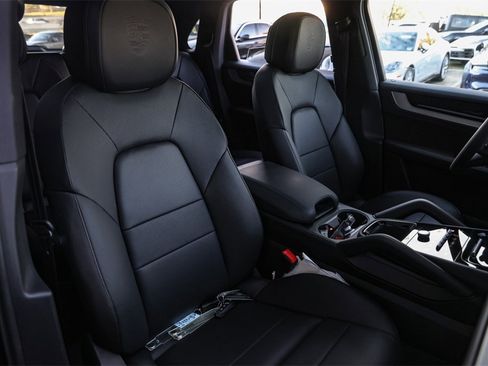 Used 2025 Porsche Cayenne image 28