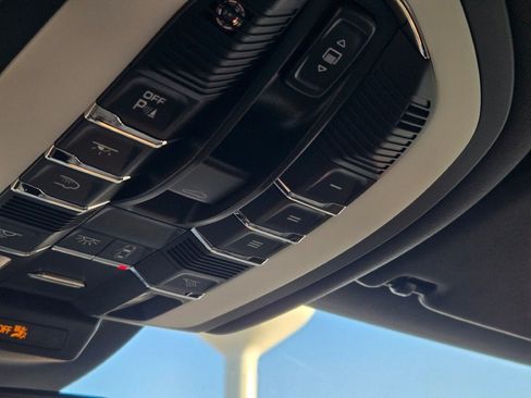 Used 2025 Porsche Macan image 25