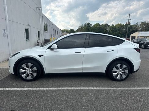 Used 2024 Tesla Model Y Long Range AWD/4WD image 2
