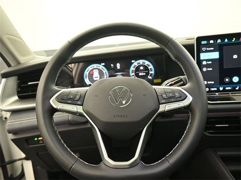 New 2025 Volkswagen Tiguan SE image 28