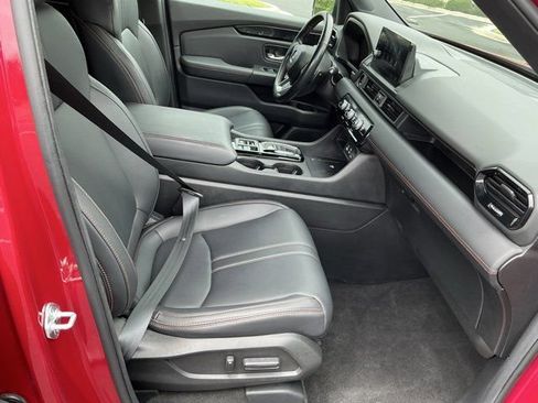 Used 2025 Honda Pilot TrailSport image 22