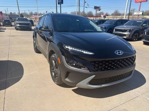 Used 2023 Hyundai Kona SE FWD image 2