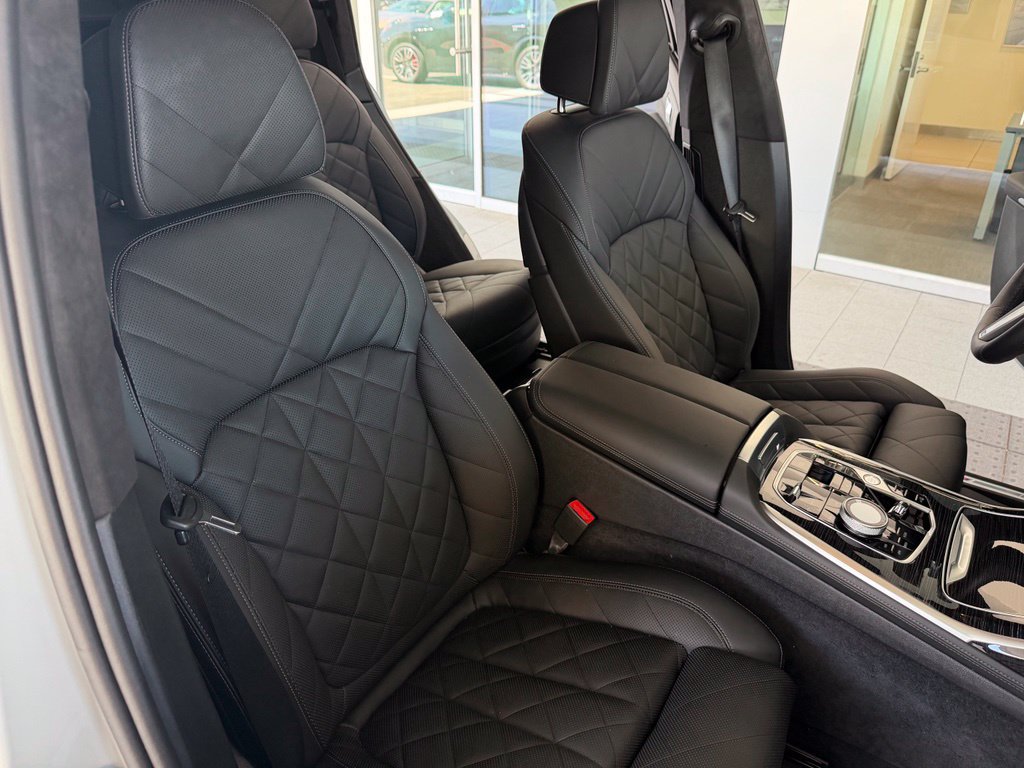 Used 2025 BMW X7 xDrive40i w/ M Sport Package AWD/4WD image 14