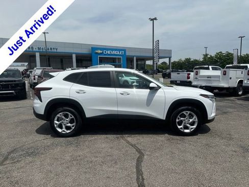 New 2026 Chevrolet Trax LS w/ LS Convenience Package FWD image 2