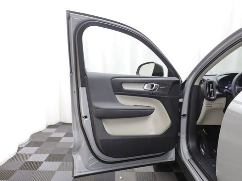 Used 2025 Volvo XC40 B5 Plus w/ Protection Package Premier AWD/4WD image 4