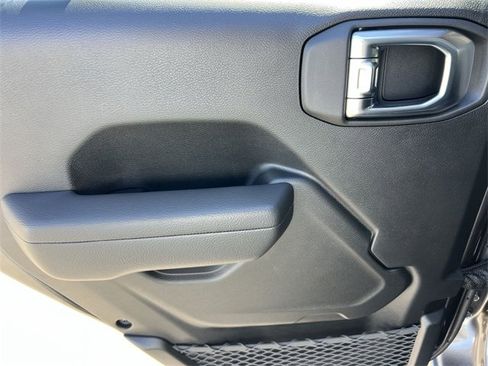 New 2025 Jeep Gladiator Sport image 18