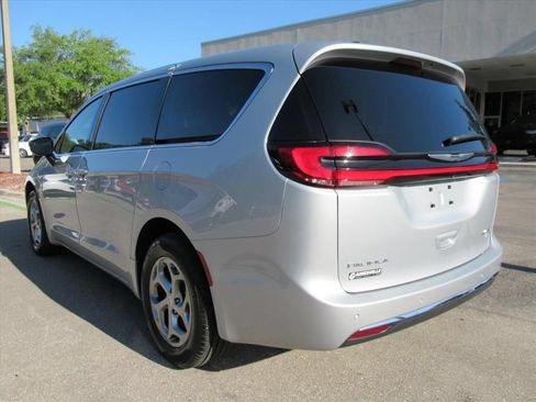 Certified 2024 Chrysler Pacifica Limited AWD/4WD image 5