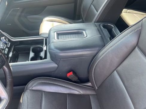 Used 2022 GMC Yukon XL Denali w/ Denali Premium Package image 5