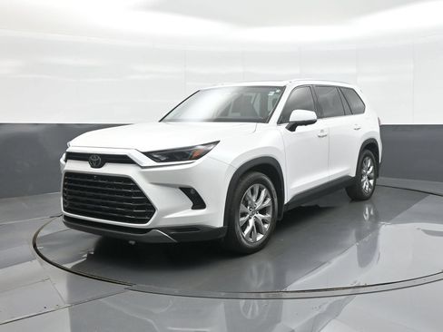 Certified 2024 Toyota Grand Highlander AWD image 3
